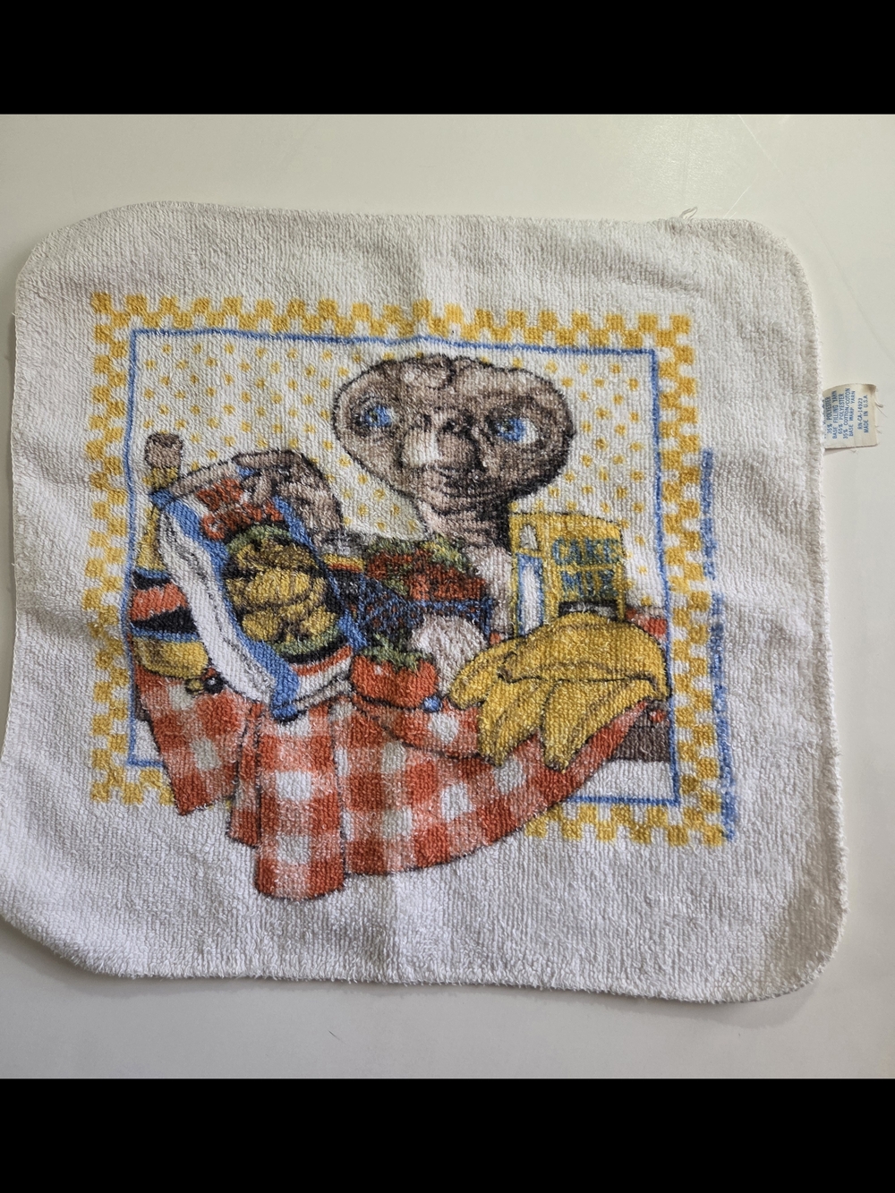 Vintage 1982 E.T. The Extra-Terrestrial hand towel collectible. 